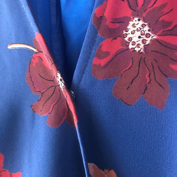 SHIRT - Women's Madewell blue mock wrap blouse with red and pink floral print. - Picture 10 of 16